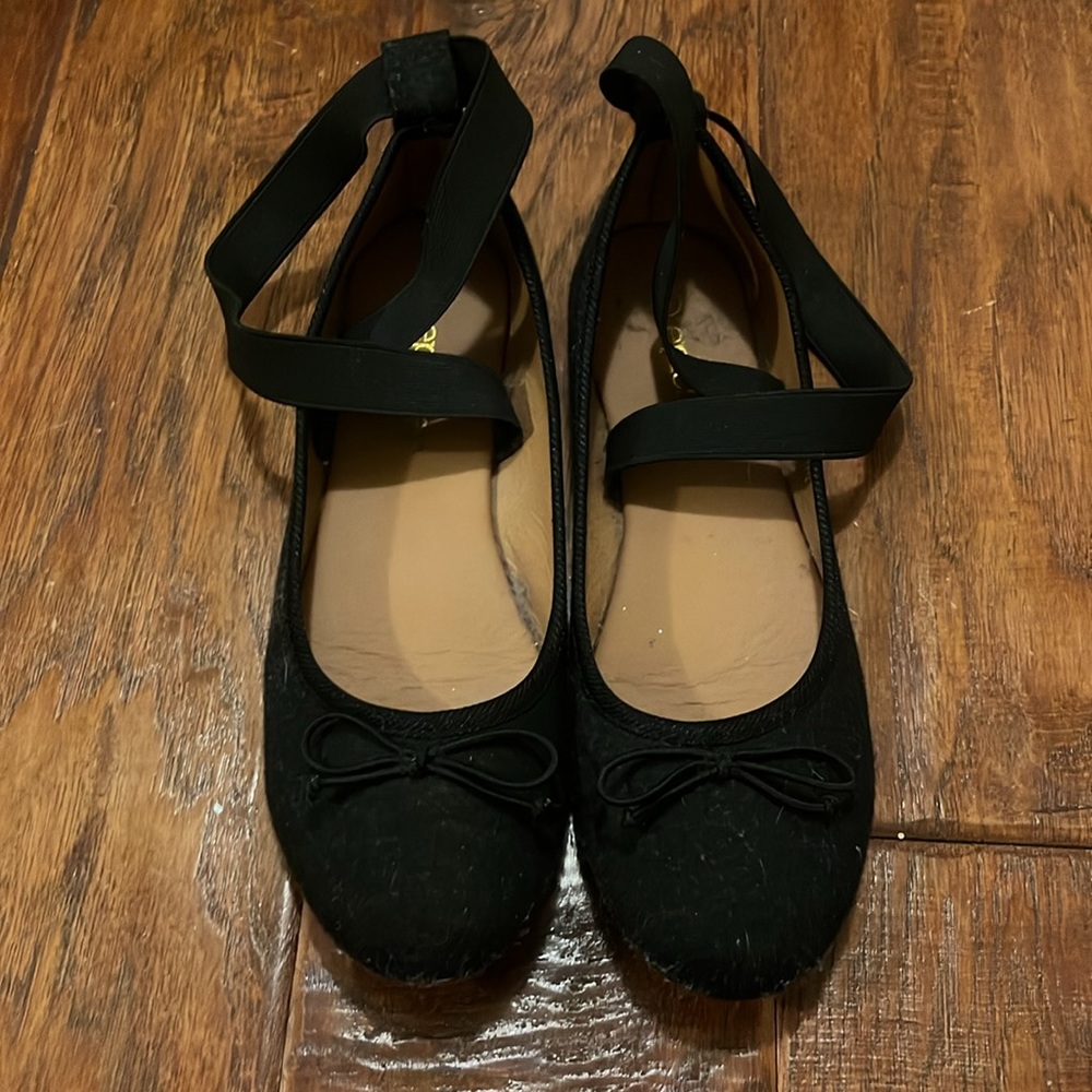 Women/Girls Ballet Slippers/Moccasins with Cross Strap. Size 8.
